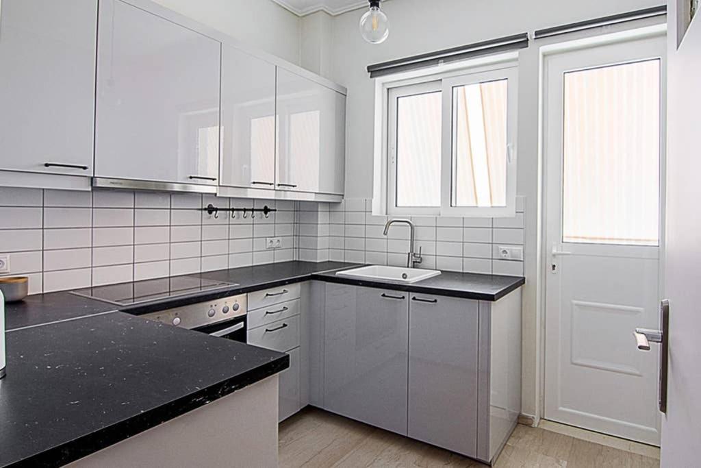 Cozy Flat With 1 Bedroom Next To Metro Station เอเธนส์ ภายนอก รูปภาพ