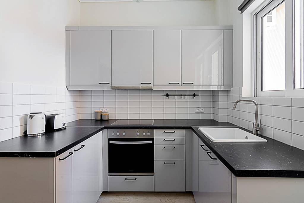 Cozy Flat With 1 Bedroom Next To Metro Station เอเธนส์ ภายนอก รูปภาพ