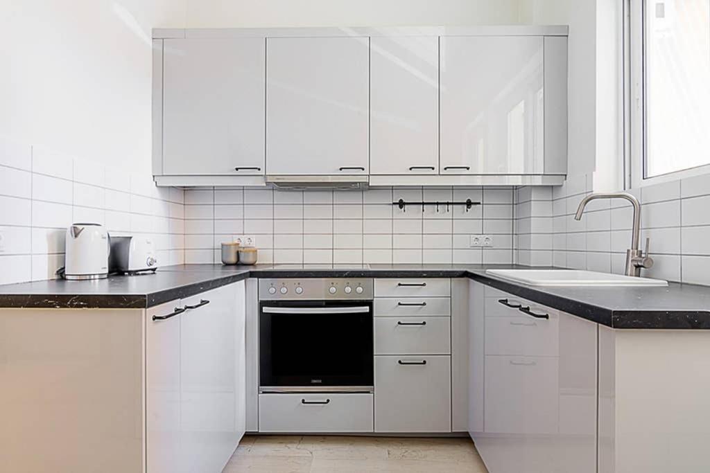 Cozy Flat With 1 Bedroom Next To Metro Station เอเธนส์ ภายนอก รูปภาพ