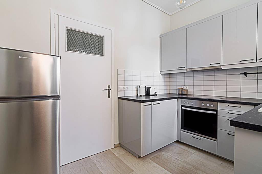 Cozy Flat With 1 Bedroom Next To Metro Station เอเธนส์ ภายนอก รูปภาพ