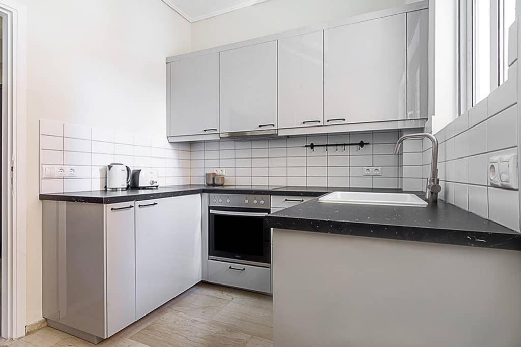 Cozy Flat With 1 Bedroom Next To Metro Station เอเธนส์ ภายนอก รูปภาพ